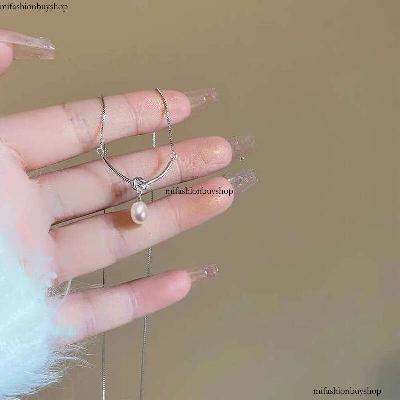 New fashion designer necklace for women, not fading, niche, high-end, light collarbone chain