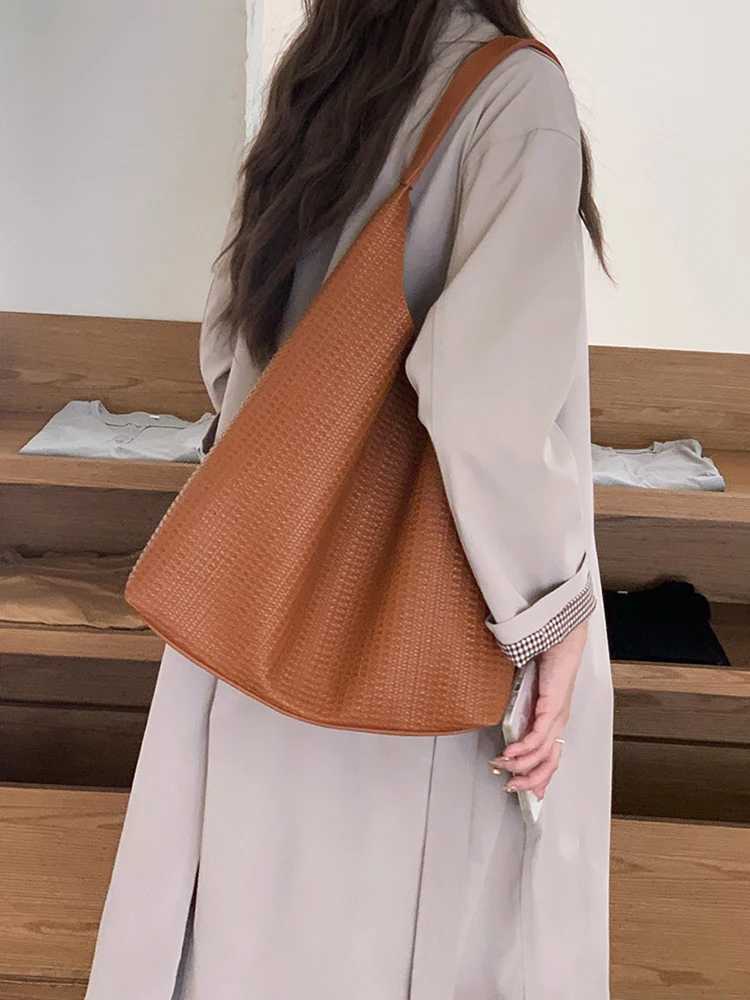 2025 New AutumnWinter Retro Shoulder Bag Large Capacity Fashionable Casual Underarm Bag Simple Womens Daily Commuter BagT251020