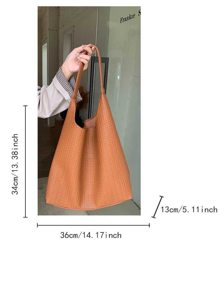 2025 New AutumnWinter Retro Shoulder Bag Large Capacity Fashionable Casual Underarm Bag Simple Womens Daily Commuter BagT251020
