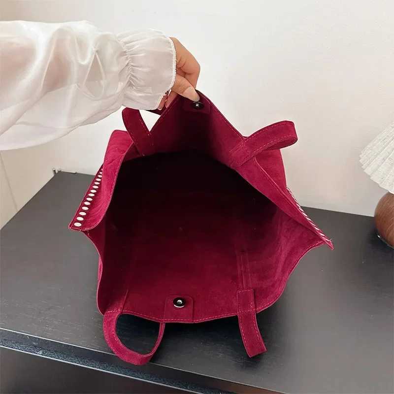 Suede Polka Dot Rivet Underarm Shoulder BagMetal Studded Sequine Tote BagWinter Large Capacity Solid Vintage Women HandbagT251020