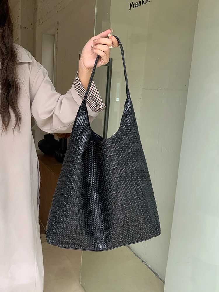2025 New AutumnWinter Retro Shoulder Bag Large Capacity Fashionable Casual Underarm Bag Simple Womens Daily Commuter BagT251020