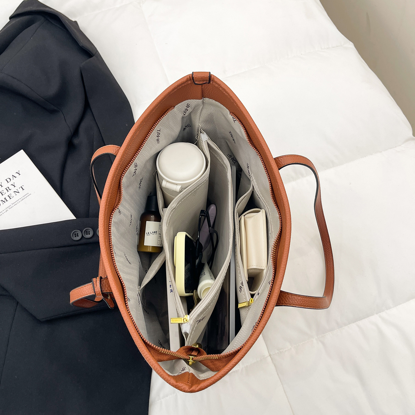 Designer bag 2025 new versatile large capacity tote bag for commuting leisure fashion women's handbags brown