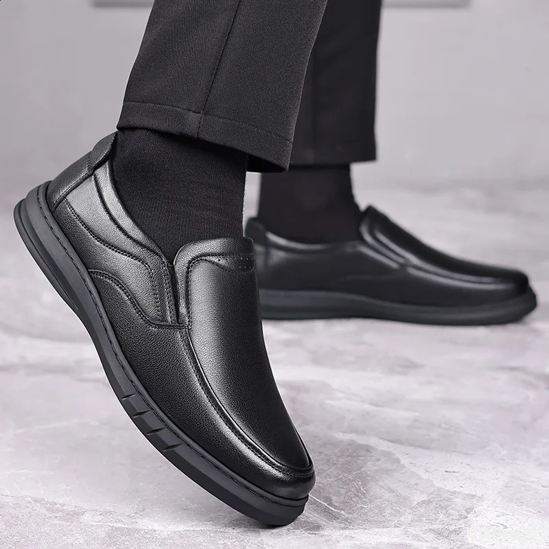 Casual Mens leather Shoes Summer soft soled dad shoe Versatile classic Male shoes Breathable genuine leather loafers Homme 251013