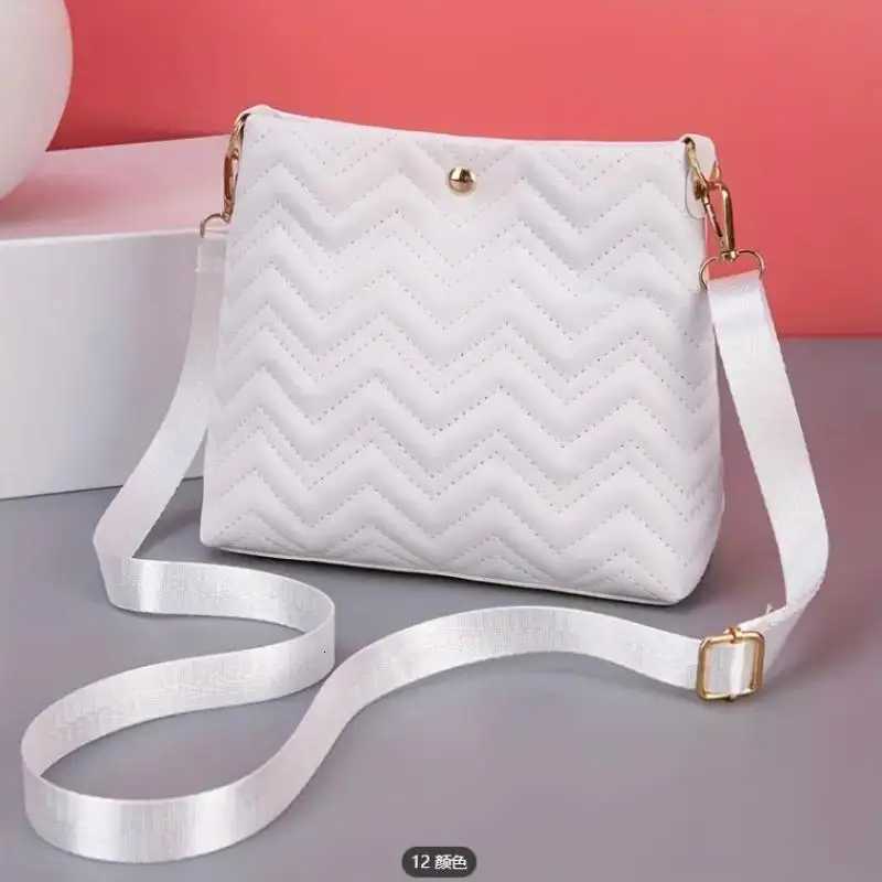 Classy Wavy Stripe Quilted Womens Shoulder Bag Crossbody Bag Versatile Bucket Bags Fashionable Gifts for LadiesT251020