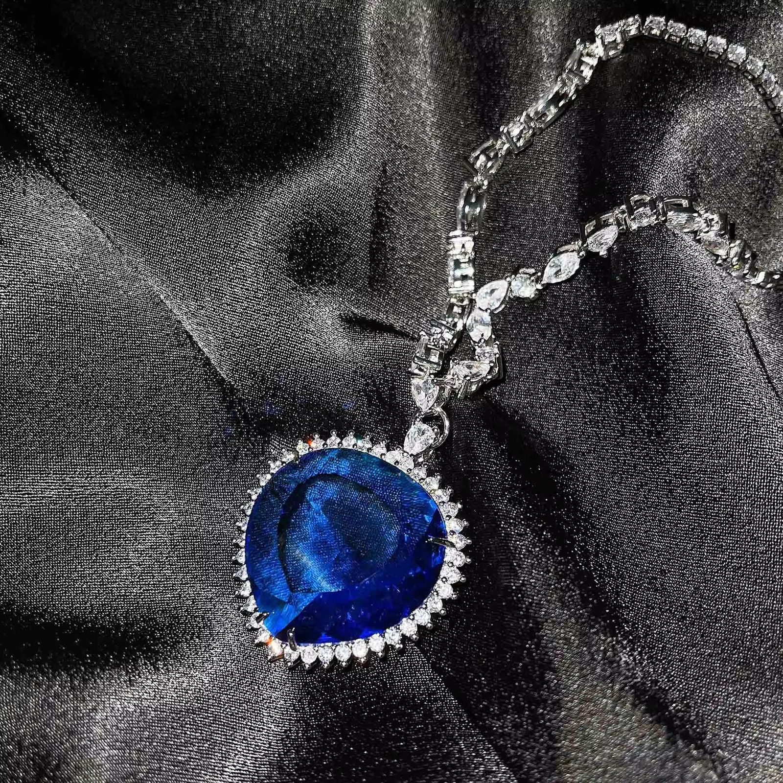 Blue Red TITANIC Heart of the Ocean Necklaces for Women Romantic Crystal Chain Pendant Necklaces Jewelry Gift Christmas Gifts 251020