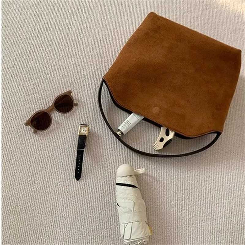 Retro Velvet Womens Bag Splicing Handbag Versatile Single Shoulder Armpit Bag with Magnetic Buckle Fashionable Matte Tote BagT251020