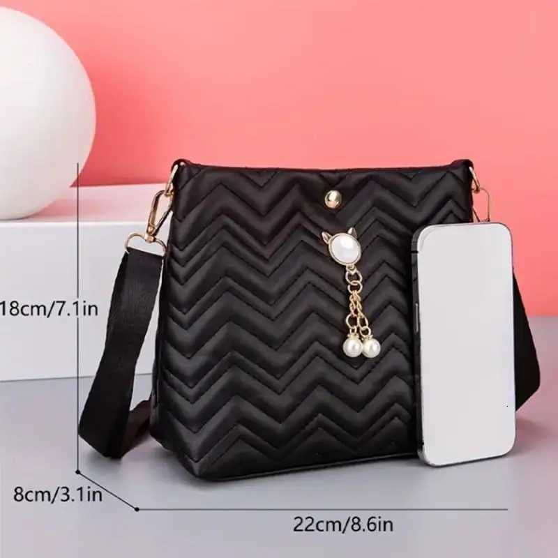 Classy Wavy Stripe Quilted Womens Shoulder Bag Crossbody Bag Versatile Bucket Bags Fashionable Gifts for LadiesT251020