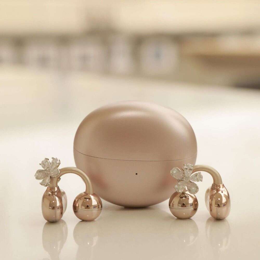 DHCollections--Full Dia Petal Clip for Women, Light Style, Niche Design Earphone Clip, High-End DIY Accessories