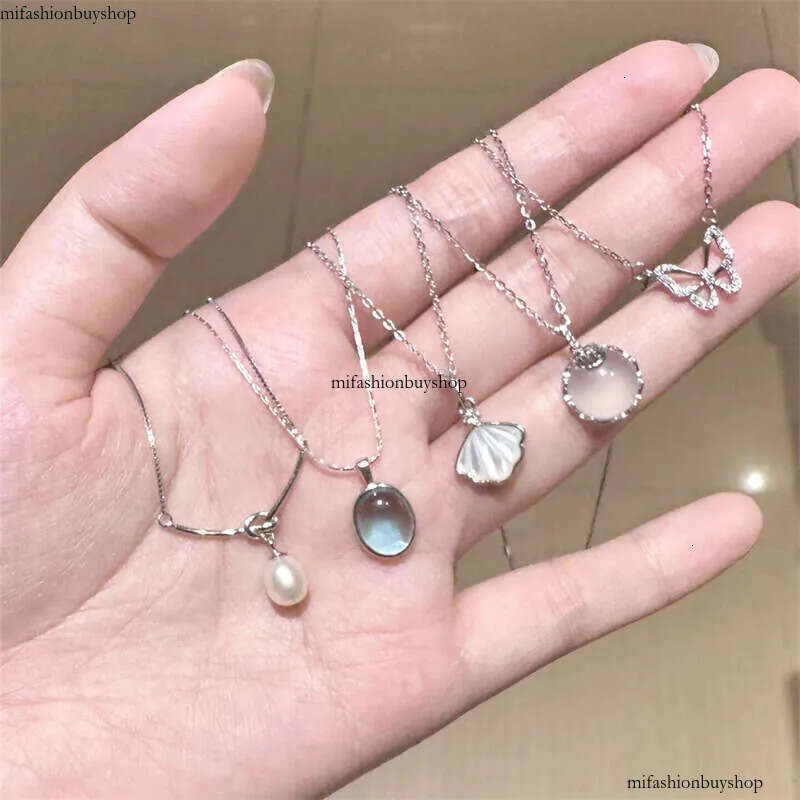 New fashion designer necklace for women, not fading, niche, high-end, light collarbone chain