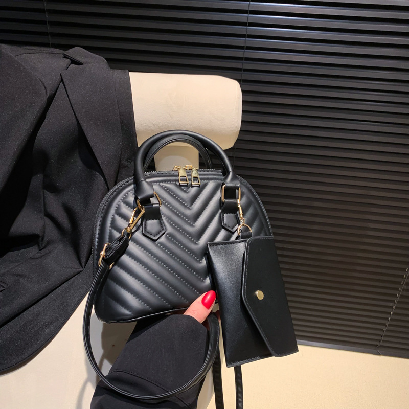 This Year's Trendy Handbag 2025 Summer New Fashion Women's Commuter Shoulder Crossbody Simple Shell Bag