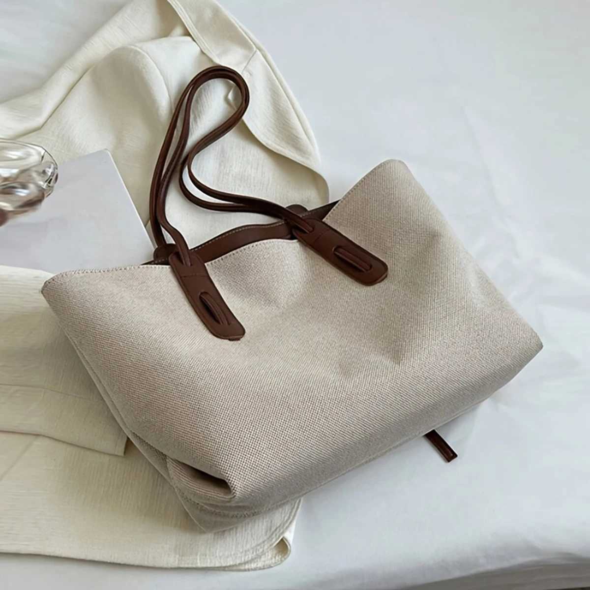 Fashionable simple largecapacity multifunctional commuter shoulder bag casual handbag with niche designT251020