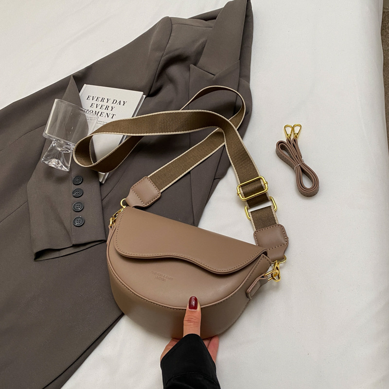 Free shipping designer bag Large capacity bag 2025 new women bag shoulder crossbody bag commuting tote bag Cloudy black