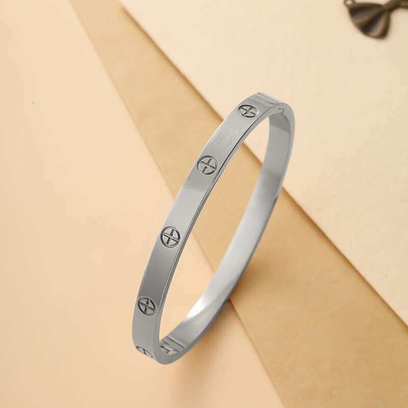 Bracelet Designer Luxury Bangle jewelry for Women men four-leaf clover nail Sparkling Zircon inlay Copper plated with 18K gold silver Fashion Unique F