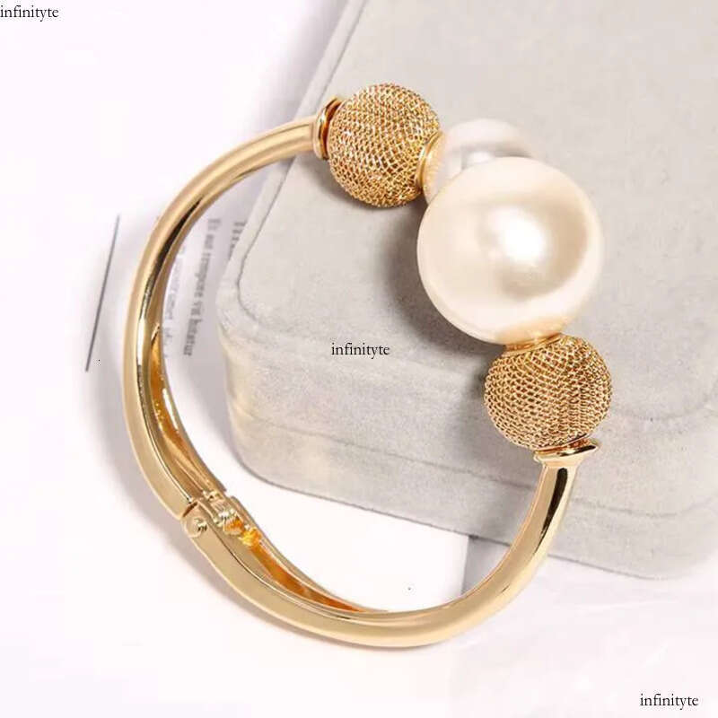 2024 Dainty Gold Plated Fashion Woman Bracelet Imitation Pearl Latest Bracelets Designs