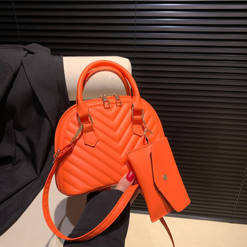 This Year's Trendy Handbag 2025 Summer New Fashion Women's Commuter Shoulder Crossbody Simple Shell Bag