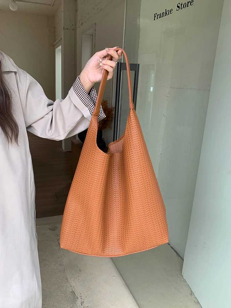 2025 New AutumnWinter Retro Shoulder Bag Large Capacity Fashionable Casual Underarm Bag Simple Womens Daily Commuter BagT251020