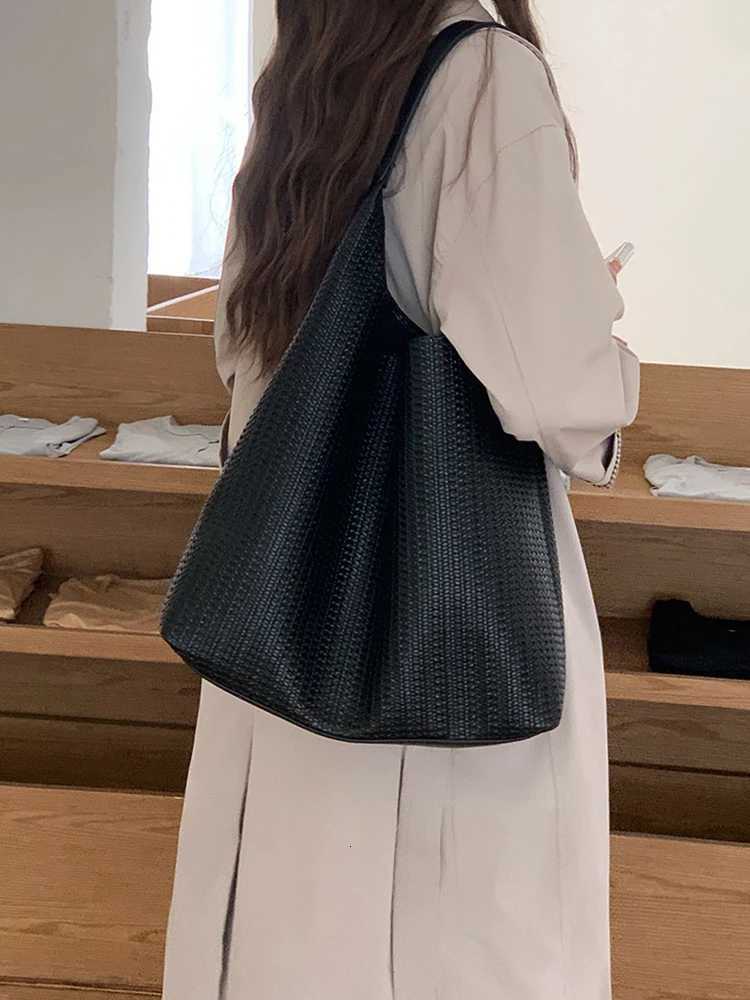 2025 New AutumnWinter Retro Shoulder Bag Large Capacity Fashionable Casual Underarm Bag Simple Womens Daily Commuter BagT251020