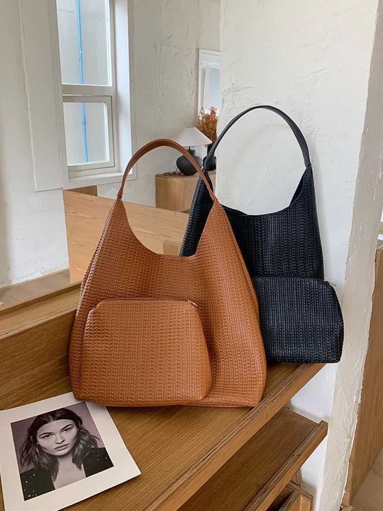 2025 New AutumnWinter Retro Shoulder Bag Large Capacity Fashionable Casual Underarm Bag Simple Womens Daily Commuter BagT251020