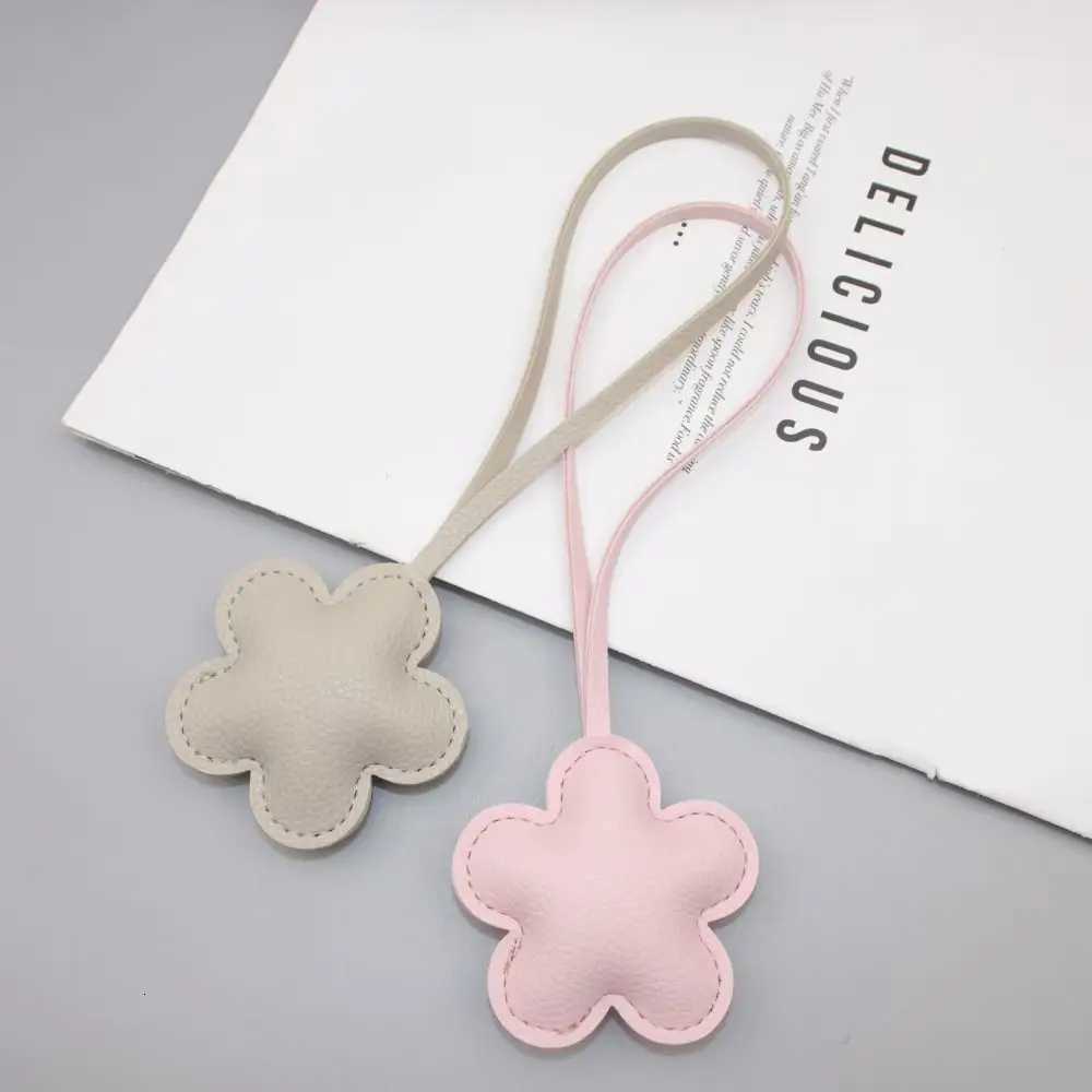 PU Leather Keychain Cartoon Flower Fashion PU Leather Hanger 13 Colors Car Keyring Bag Pendant for Women W251021