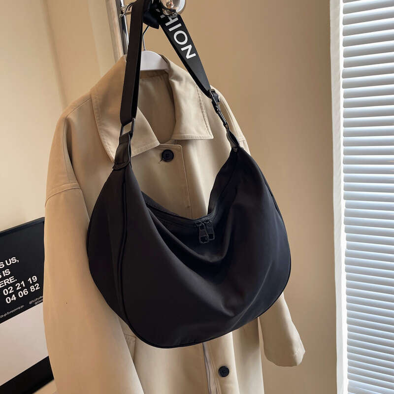 Oxford Cloth Dumpling for Women 2025 New Trendy Sports Casual Shoulder Versatile Popular Crossbody Travel Crescent Bag