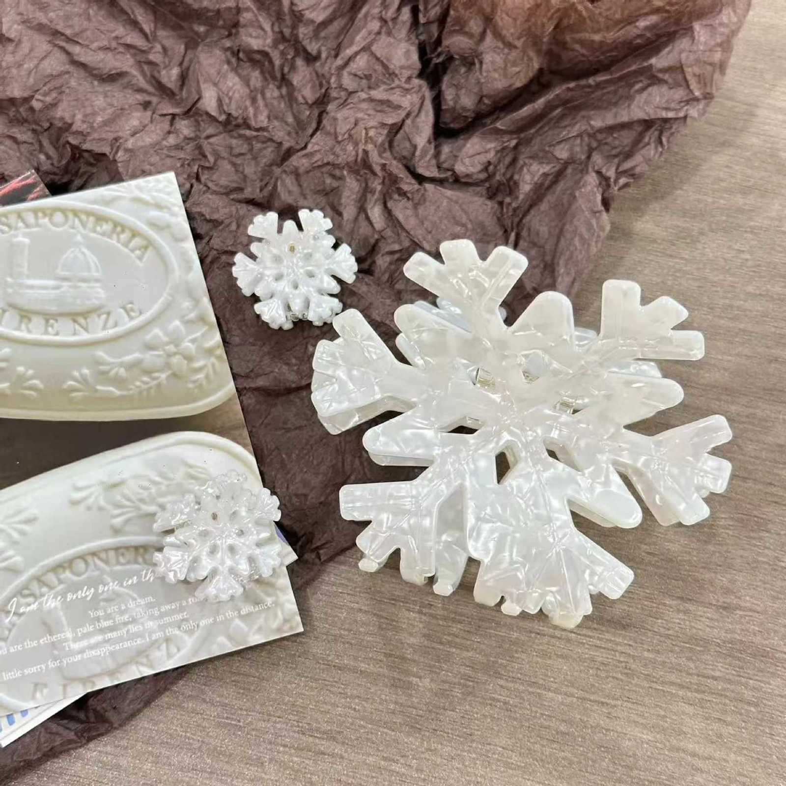NEW Christmas Snowflake Acrylic Hair Claw Winter Romantic Snowflake Hair Claw Clips for Women Girls Hair AccessoriesW254021