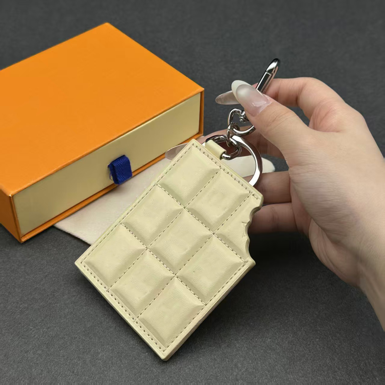 Presbyopia Flower Print Chocolate Model Keychain Key Chains Ring Holder Letter Keychains For Porte Clef Gift Men Women Car Bag Pendant Accessories