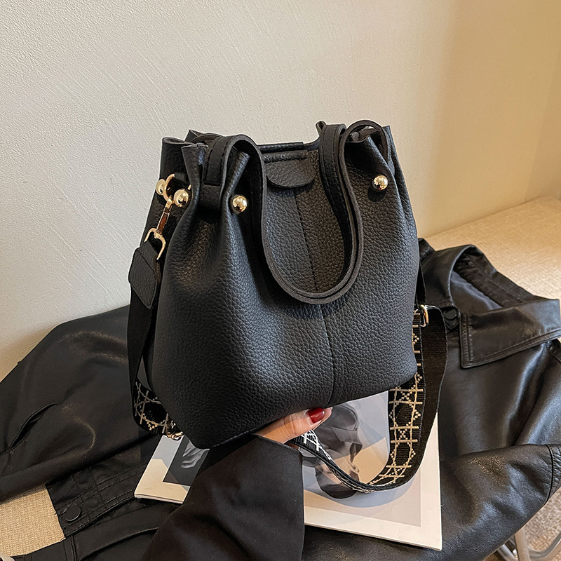 New Autumn And Winter Designer Bag New Luxury Handbag Women's Bucket Bag New Wide Shoulder Strap Women's Shoulder Bag Crossbody Bag