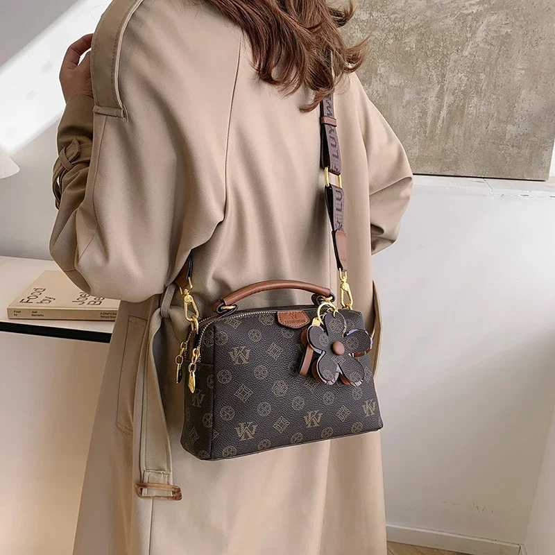 Luxury ParisianInspired Tote Bag for Women Elegant Crossbody Handbag Vintage Minimalist Leather with Fashionable Detailing Z251018