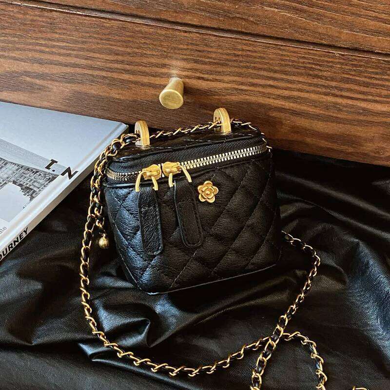 Hot Selling Free Shipping Retro Hand-Held Fashionable Bucket For Women New Dia-Shaped Chain Single-Shoulder Bag Versatile Designer Bags Give away a fr