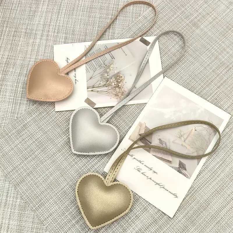 New niche leather peach heart hand rope pendant simple bag pendant car keychain couple backpack accessories fashion keychain W251021