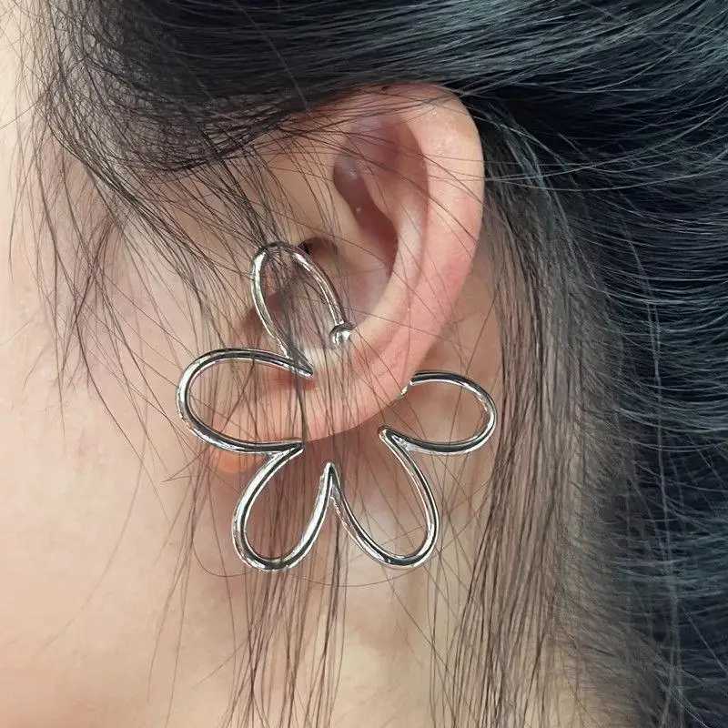 FTCY 1Pcs Metal Flower Ear Clips for Women Simple Geometric No Pierced Earrings Womens Fashion Jewelry Gifts J251021