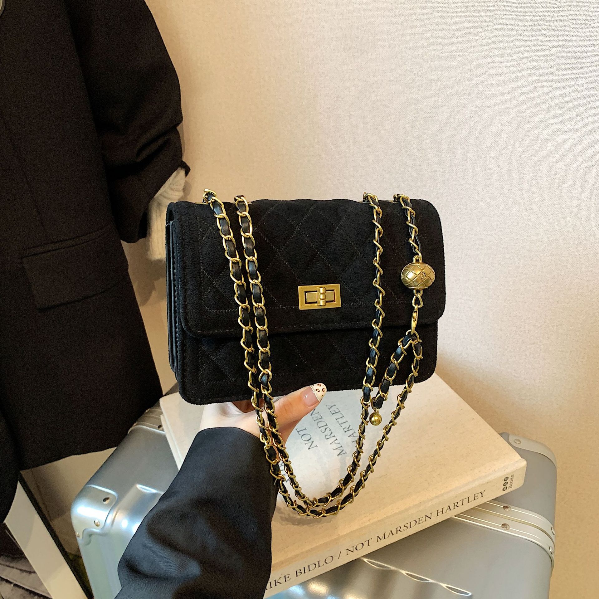 Designer bag 2025 hot fashionable versatile commuter flap bag with diamond lattice vintage underarm shoulder bag for woman black red coffee khaki