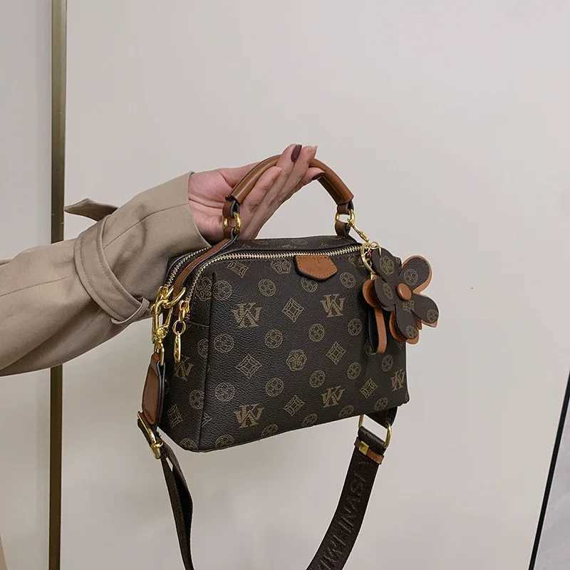 Luxury ParisianInspired Tote Bag for Women Elegant Crossbody Handbag Vintage Minimalist Leather with Fashionable Detailing Z251018