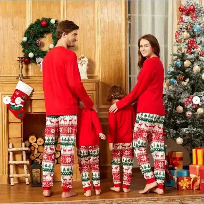Merry Xmas 2025 Family Matching Pajamas Cartoon Print Adults Kids Christmas Clothing Set Soft Loose Pyjamas Childrens Costumes L251021VRWJ