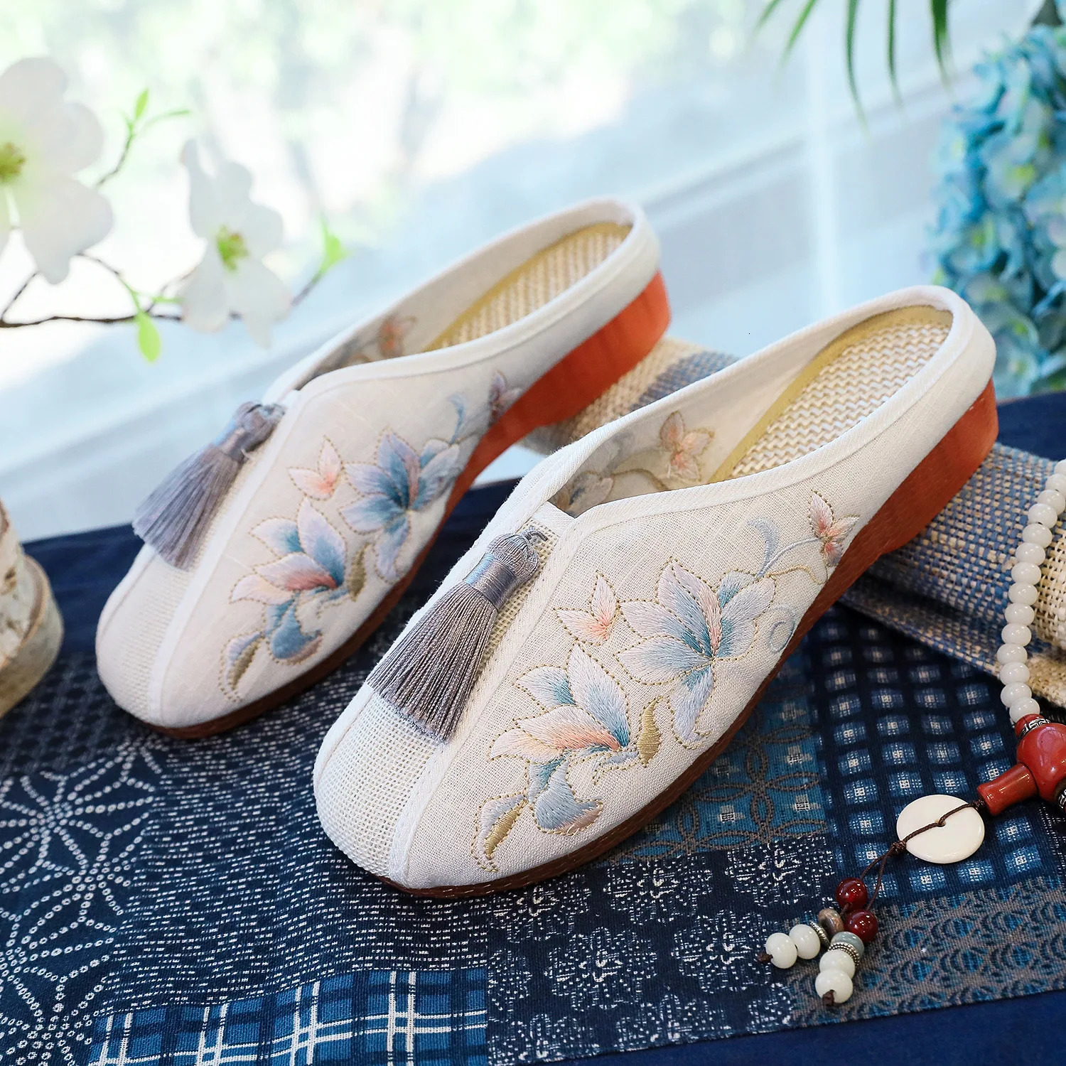 Chinese Style Flowers Embroidered Women Slippers Ladies Close Toe Leisure Comfort Flat Shoes 251011