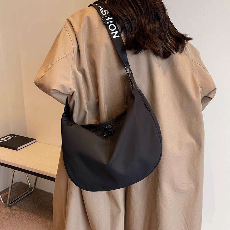 Oxford Cloth Dumpling for Women 2025 New Trendy Sports Casual Shoulder Versatile Popular Crossbody Travel Crescent Bag