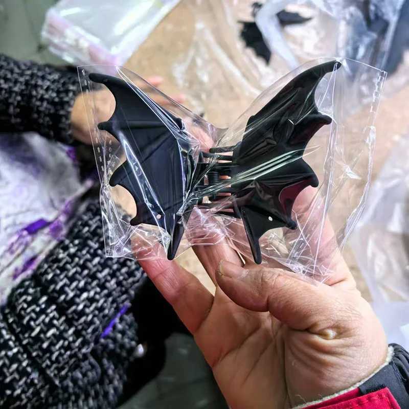 1 Piece Halloween Hair Accessories Metal Bat Hair Clips Black Color Cute Fashion Shark Clip For Women Girl Headwear GiftsW254021