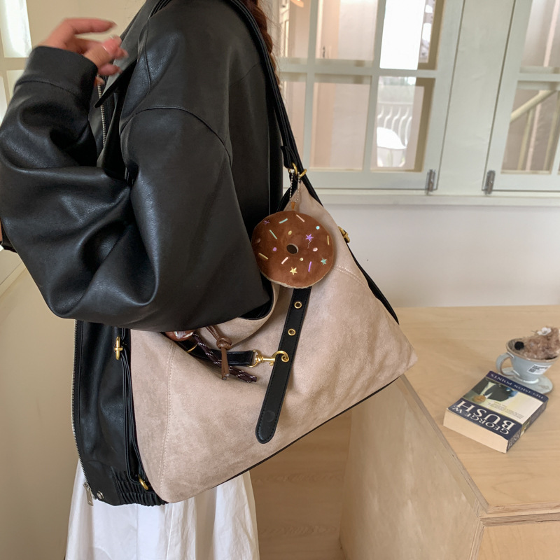 New autumn and winter designer bags new fashion luxury handbags trendy and popular women's shoulder bags large capacity commuting bags