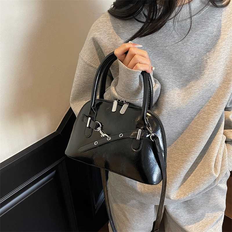 Stylish Minimalist Clutch Bag for Women Elegant Leather Crossbody Purse with Vintage Letter Luxurious Commuter Tote Z251018