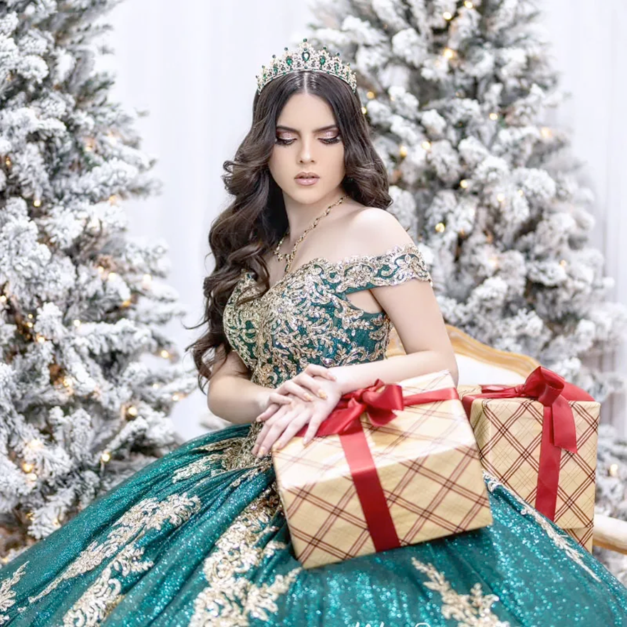 Sparkly Emerald Green Princess Quinceanera Dress 2025 Off Shoulder Gold Applique Beaded Sweet Gown Luxury Vestidos de 15 A061