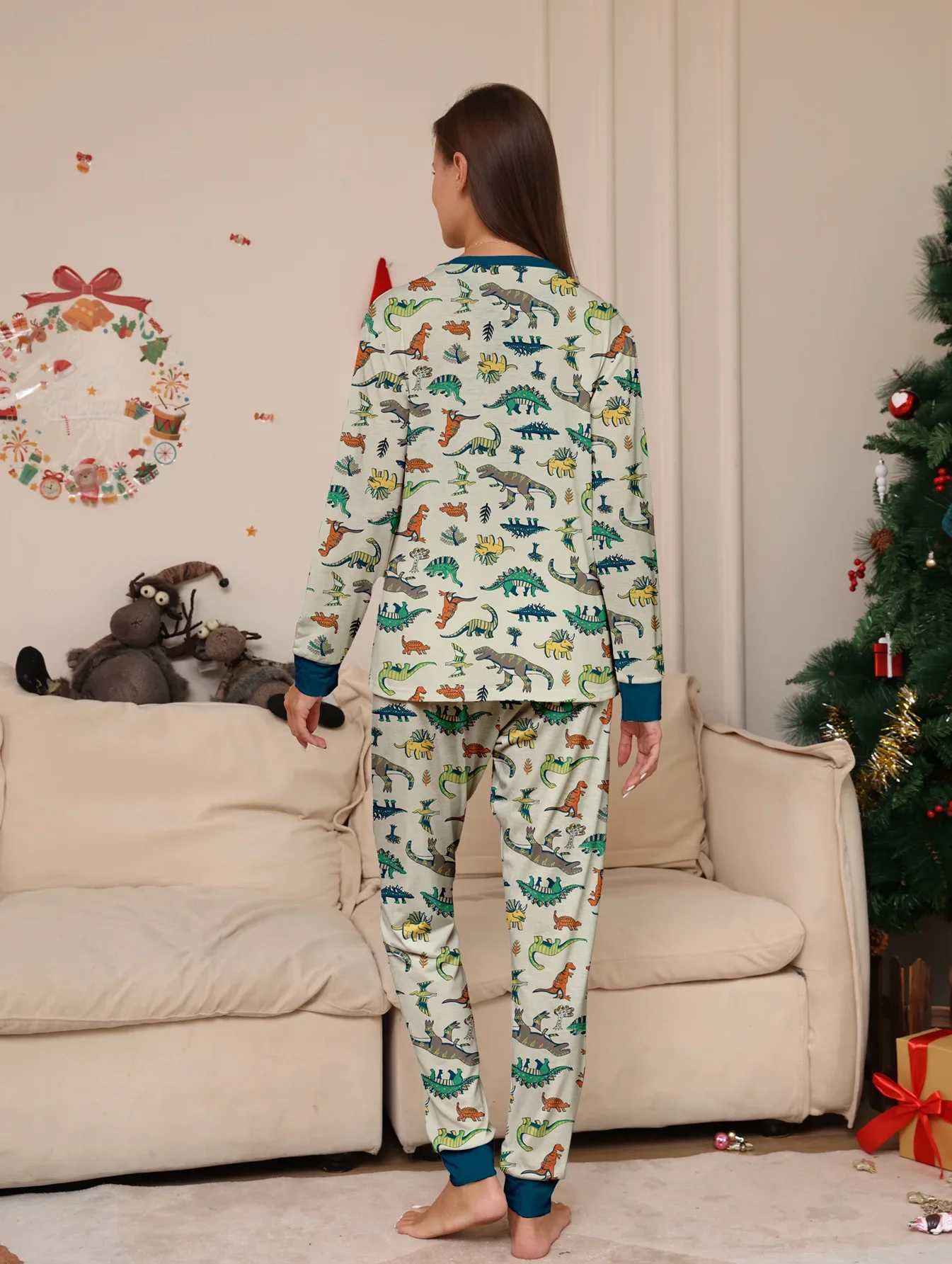 2025 Christmas Pjs Dinosaur Print Adults Kids Matching Outfits Cute Soft Pajamas Set 2 Pieces Suit Xmas Gift Family Look Pyjamas L2510214I0P