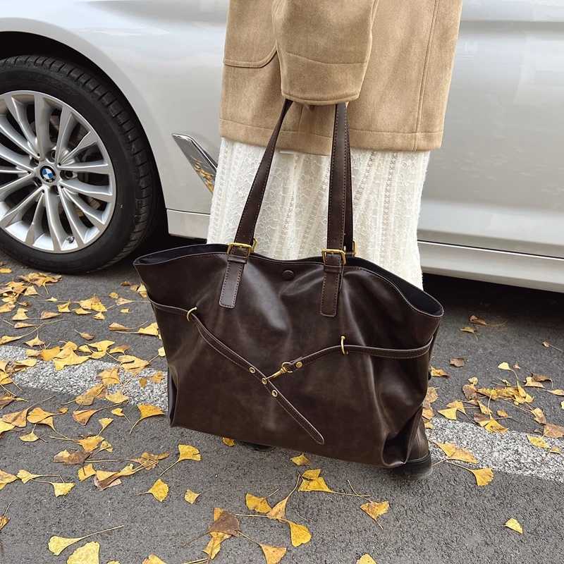 Winter Style Womens Retro Large Capacity PU Leather Tote Shoulder Bag Metal Buckle Strap Accents TopHandle Hand Bags for Women Z251018