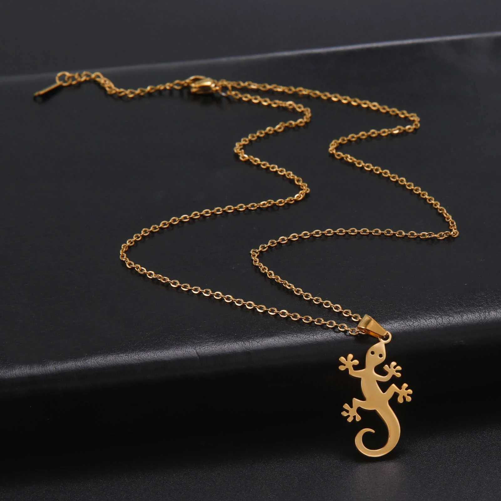 Unift Lucky Lizard Gecko Necklace for Women Stainless Steel Chain Necklace Fashion Wildlife Reptile Jewelry Salamander Pendant XJ250717