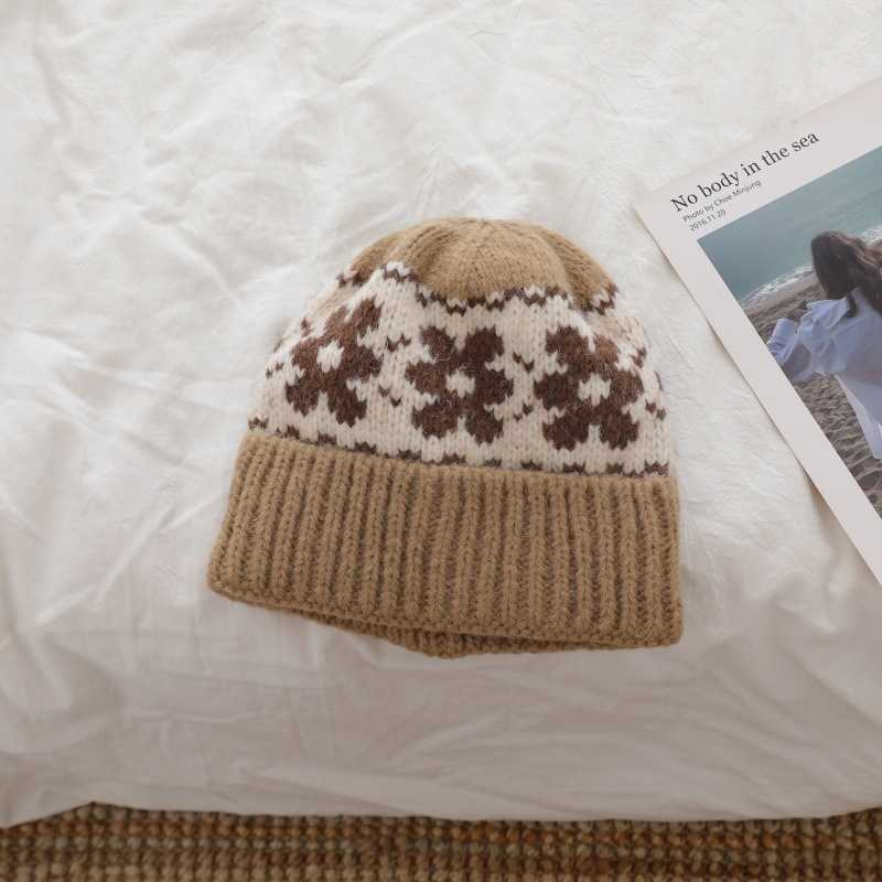 Floral Knitted Stylish Warm Wool Hat for Women Autumn and Winter Ear Protection Round Cold Hat Winter Knitted Hat College Style H251020