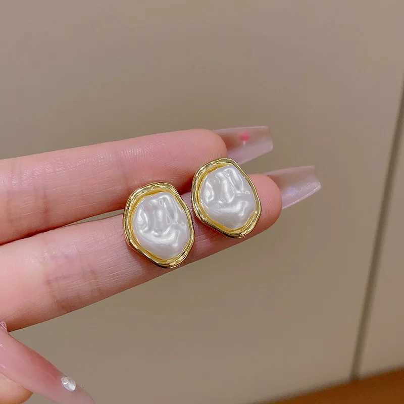 New Trendy White Oval Stud Earrings Irregular Geometric Statement Womens Unusual Earrings Gold Color Metal Side Boho Jewelry J251021