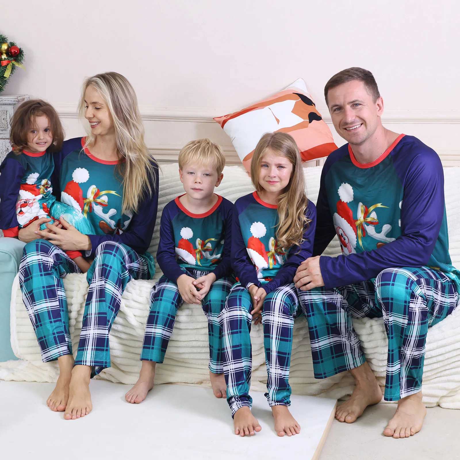 2025 New SantaDeer Print Family Christmas Pajamas Loose Cute 2 Pieces Suit Sleepwear Mom Dad Kids Matching Clothing Baby Romper L2510214428