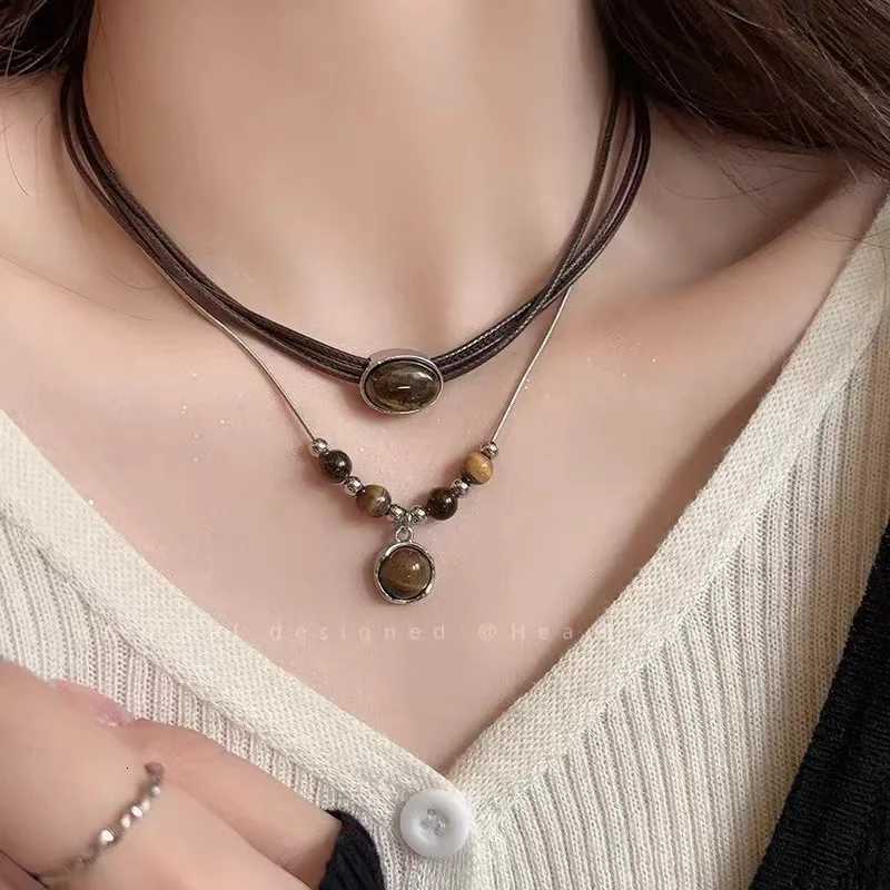 Vintage Leather Brown Stone Pendant Necklace Stacking Choker Temperament Clavicle Chain for Women Autumn Winter Necklace XJ250717