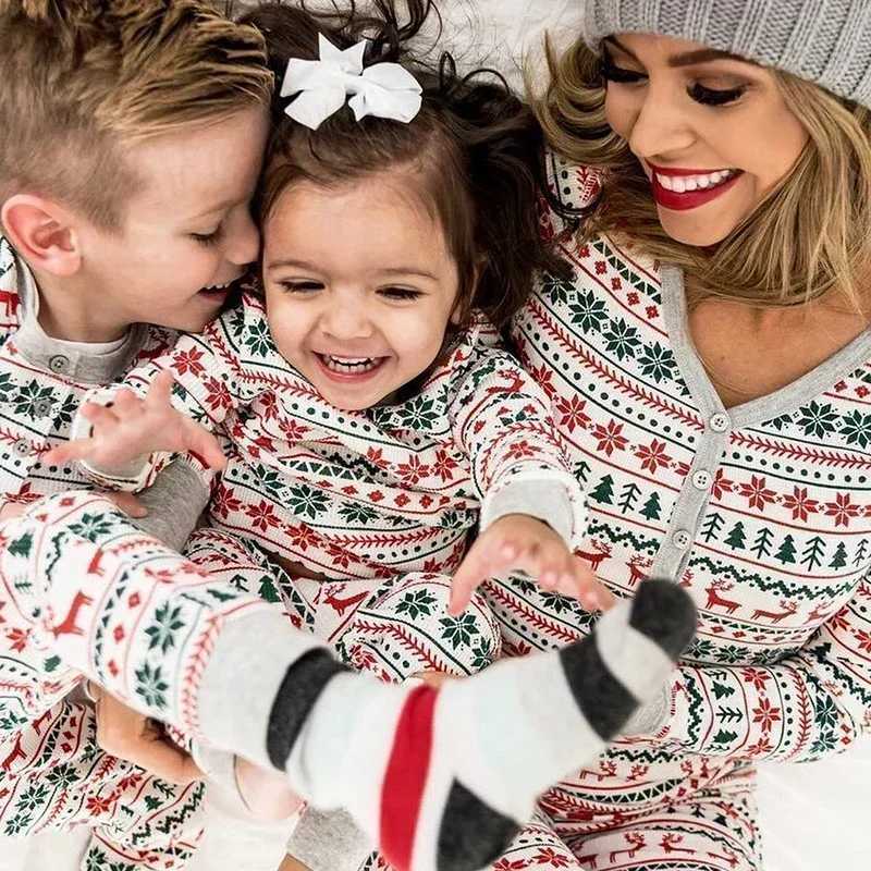 2025 Christmas Family Matching Pajamas Elk Print Mom Dad Kids Clothing Set Baby Romper Soft Sleepwear Holiday Look Pjs Xmas Wear L251021Y1PS