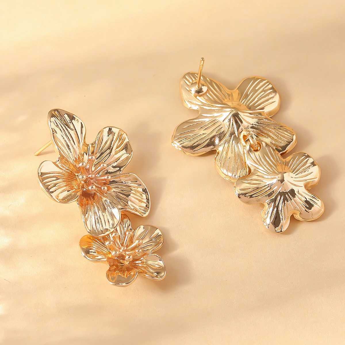 2PC Womens Retro Cream Layered Petals Daisy Flower Pendant Earrings Fashion Jewelry Dressing Carnival Party Gifts J251021