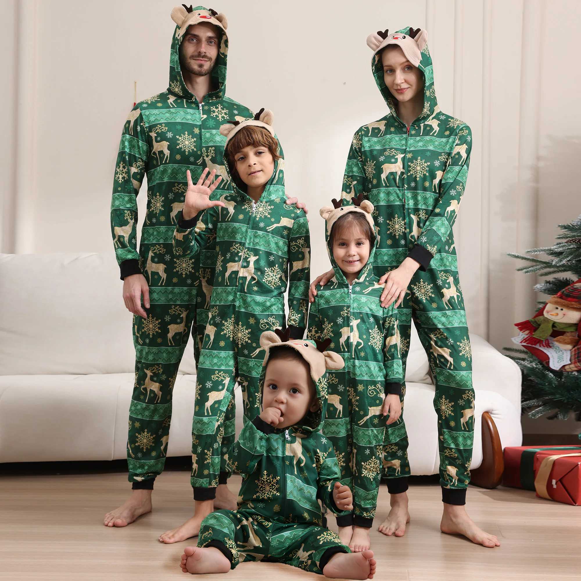Family Christmas Pajamas Family clothing Mom and Dad children baby jumpsuit Cute card jumpsuit overall Christmas family dress L251021PXGO